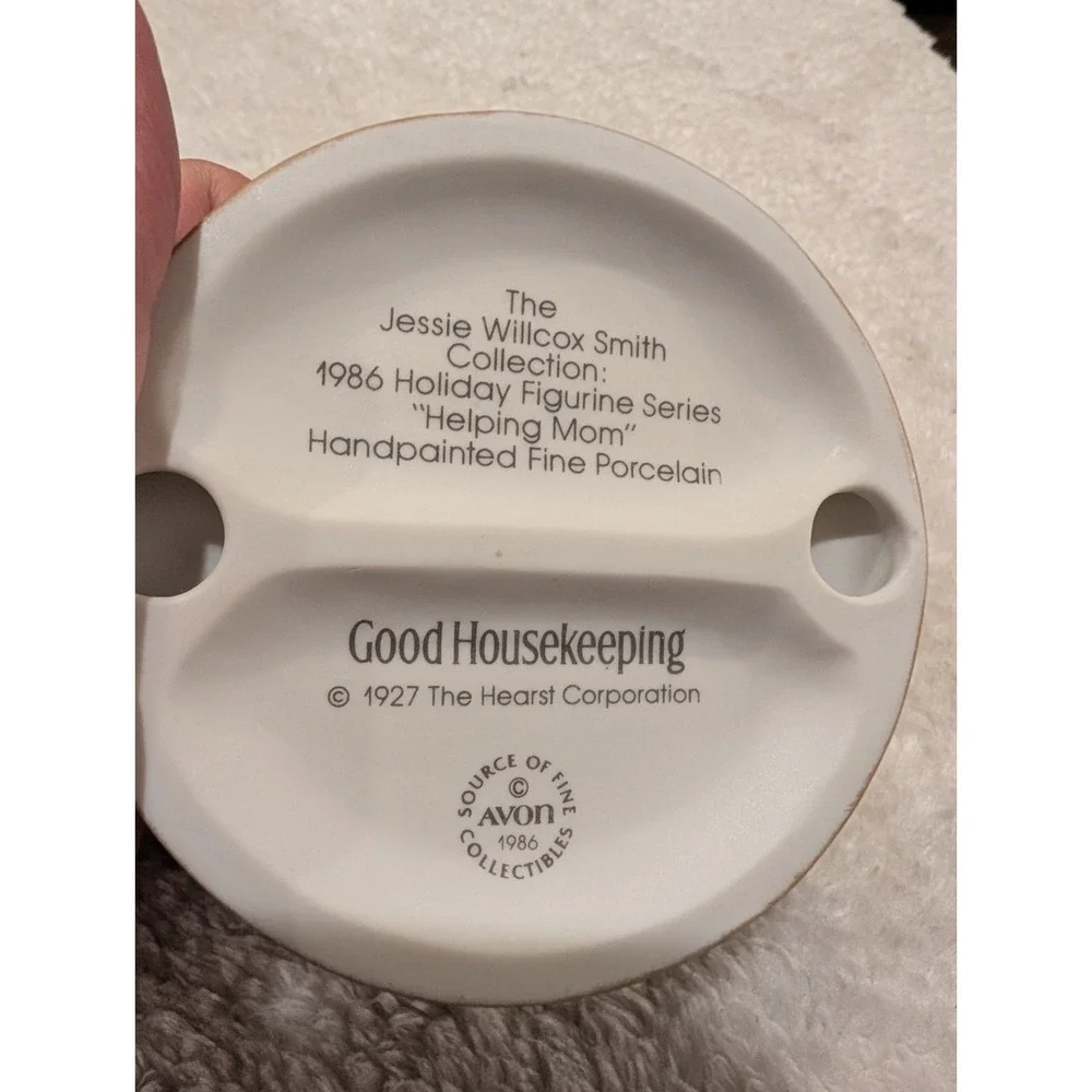 1986 Avon "Helping Mom" Figurine VTG Porcelain  Jessie Willcox Smith Mothers Day - Picture 3 of 6